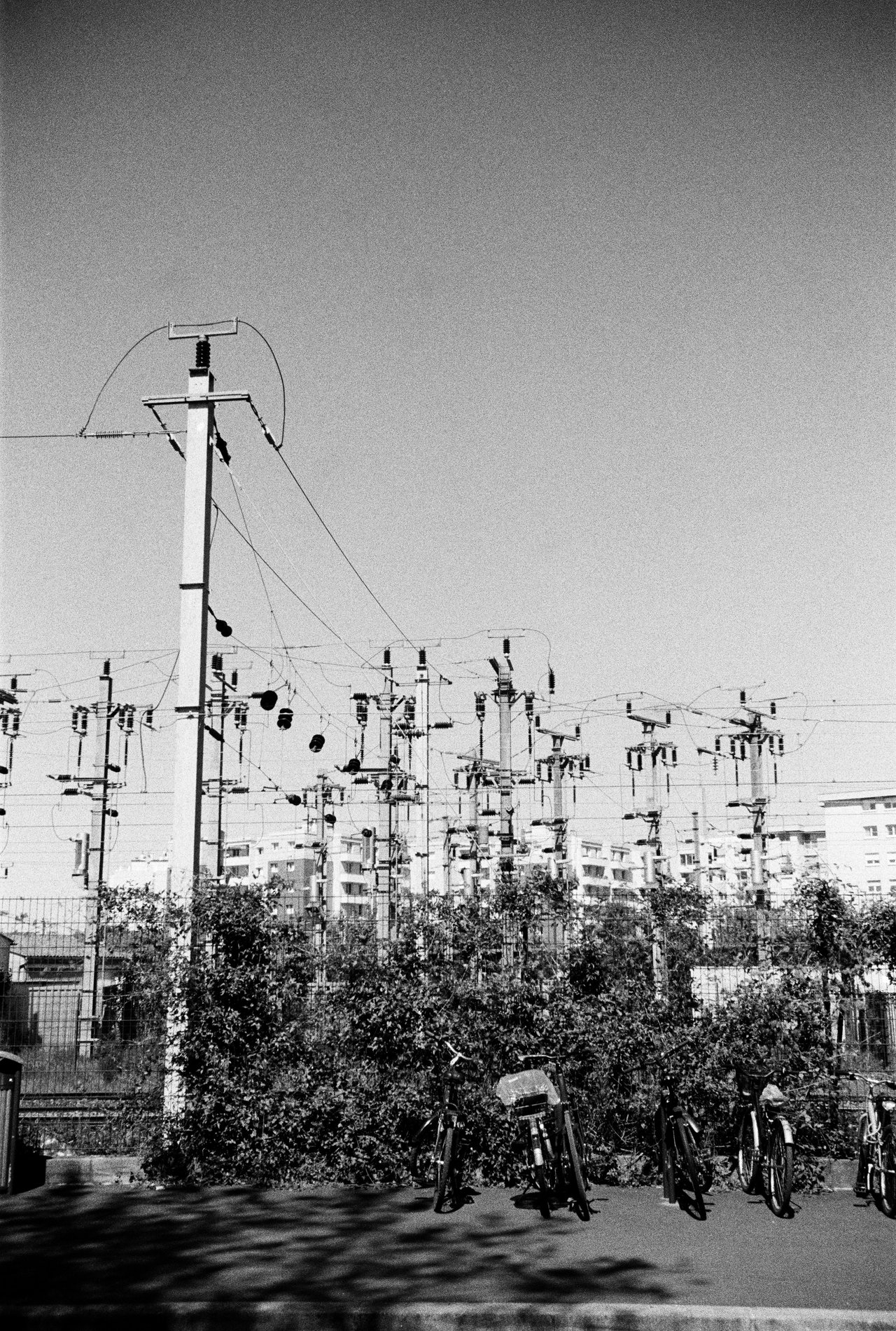 la gare depuis la cité · « trains de vie », Drancy, 2026