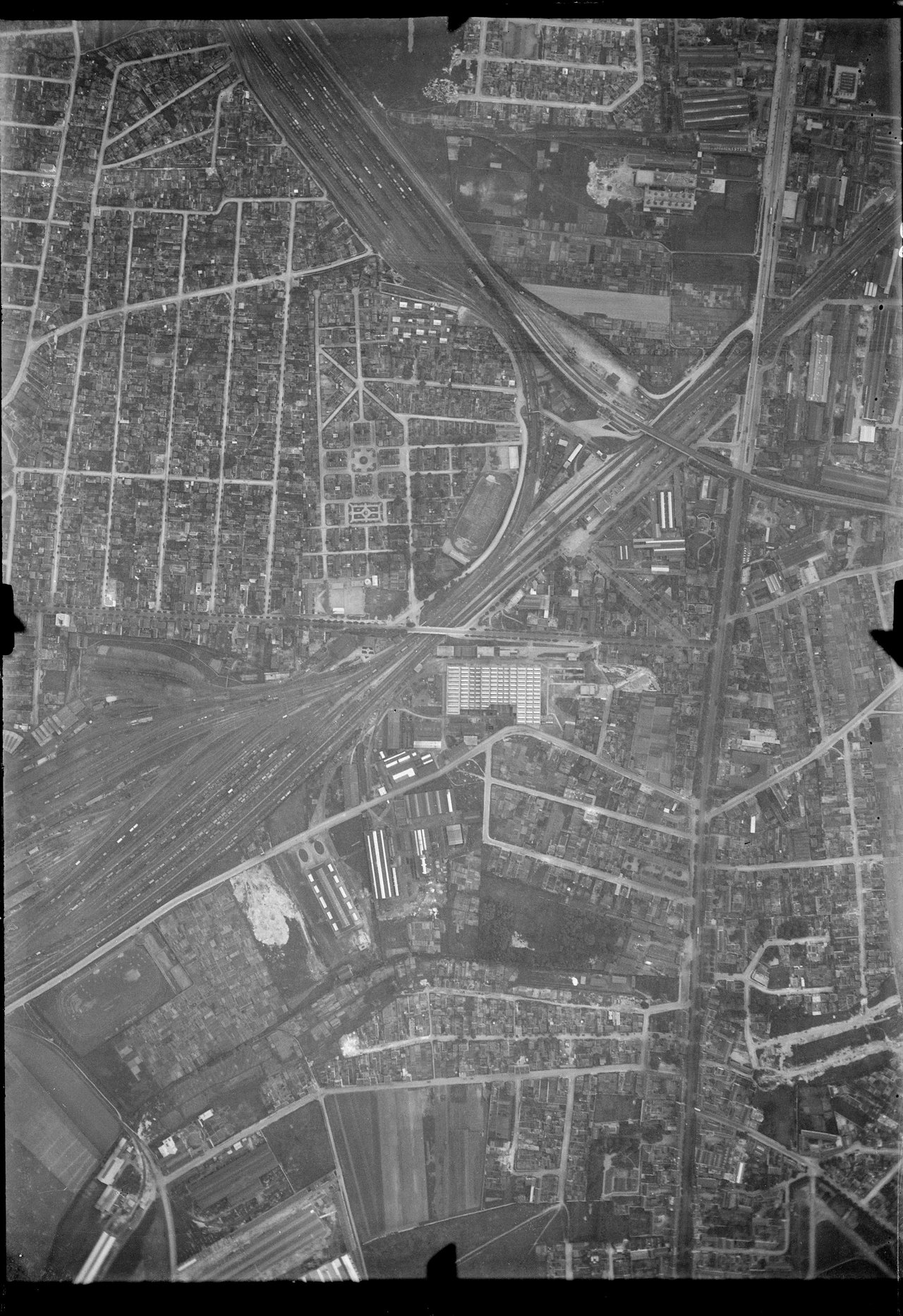 depuis le ciel, 1931 · « trains de vie », Drancy, 2026
