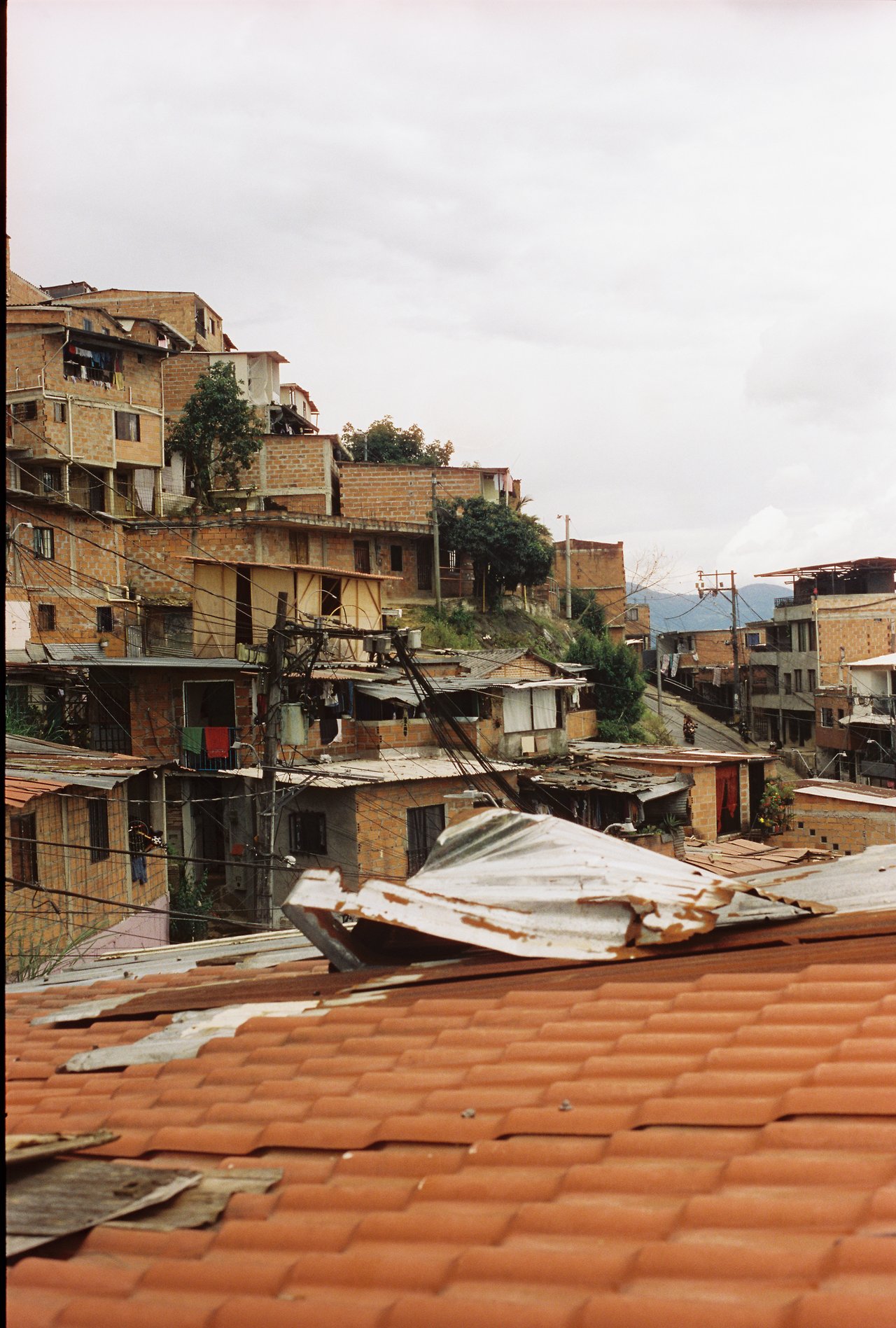 entre comunas · « favela ocho », Medellín, 2026