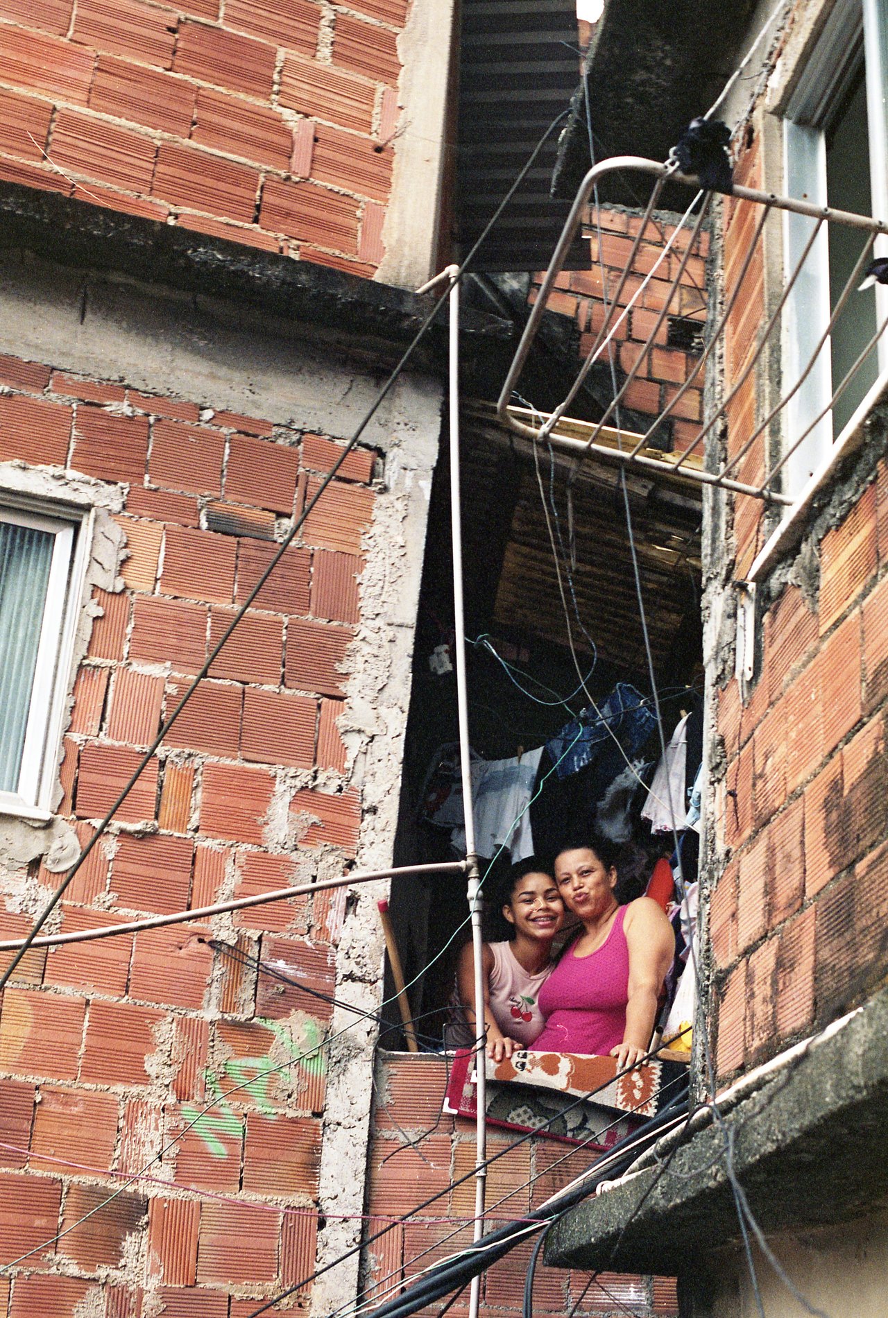mucha paz en la ventana · « favela ocho », Rio de Janeiro, 2026