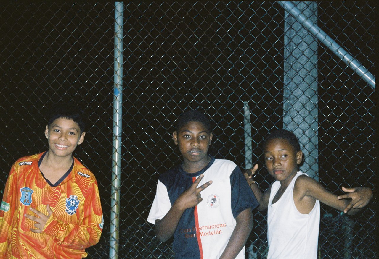 los tres · « favela ocho », Medellín, 2026