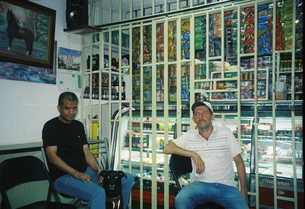 tiempo en la esquina · « favela ocho », Medellín, 2026
