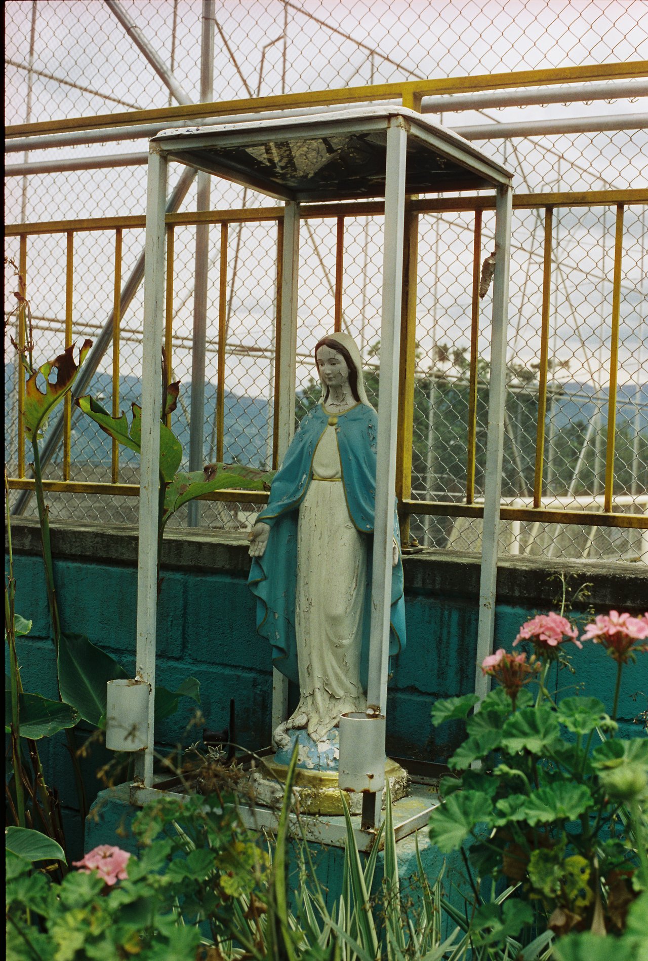 la virgen del carmen · « favela ocho », Medellín, 2026