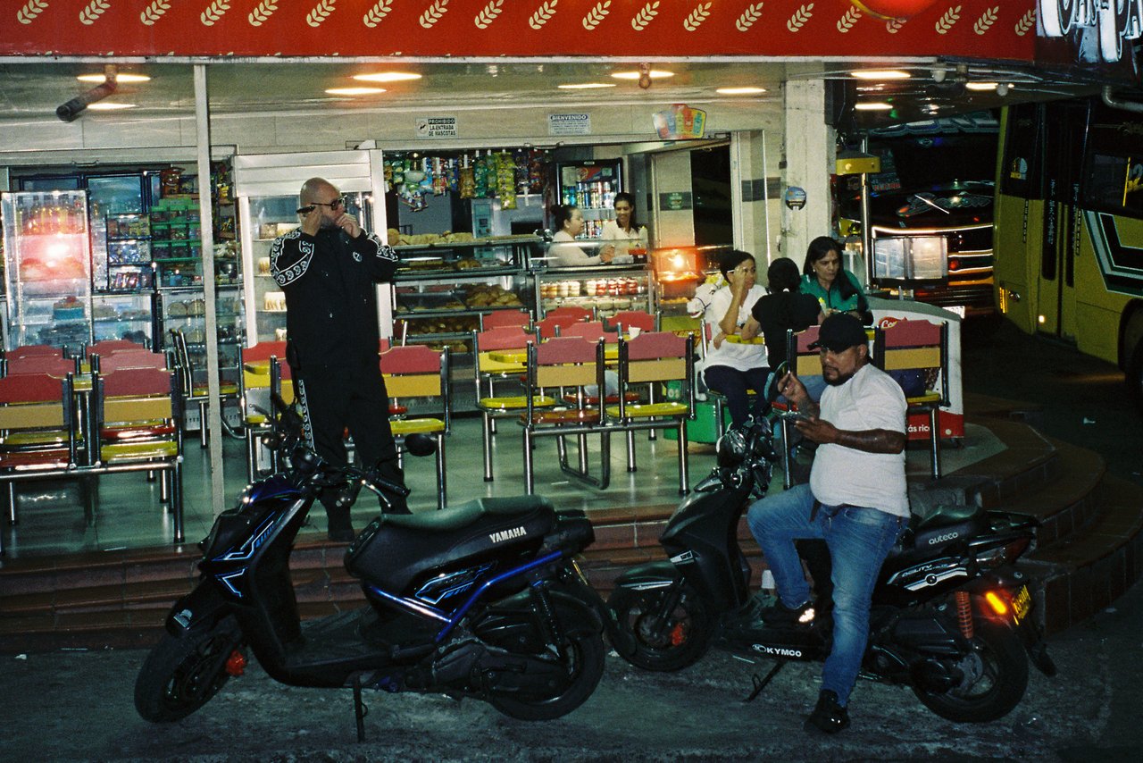 el aroma del pan · « favela ocho », Medellín, 2026