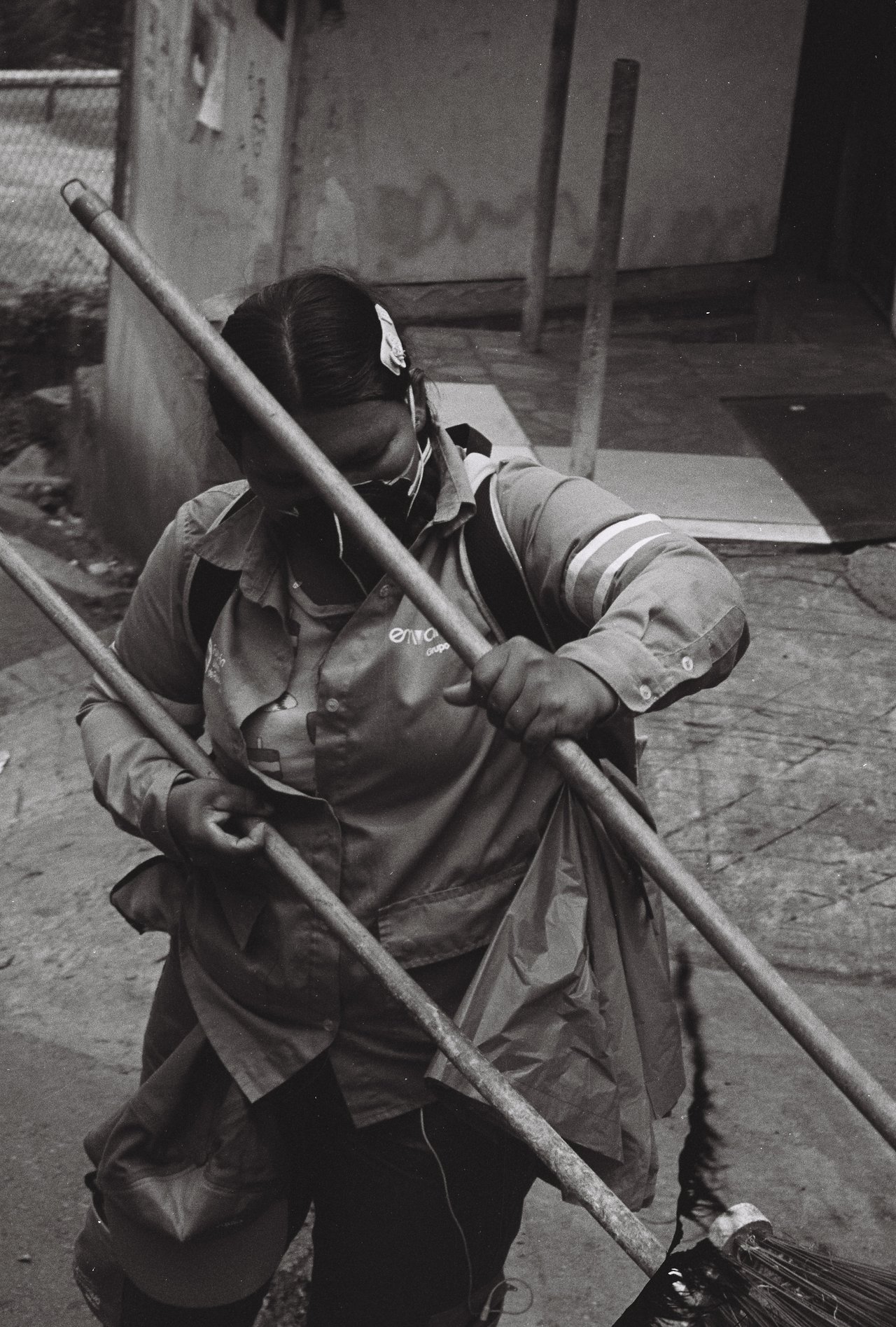 barriendo sueños · « favela ocho », Medellín, 2026