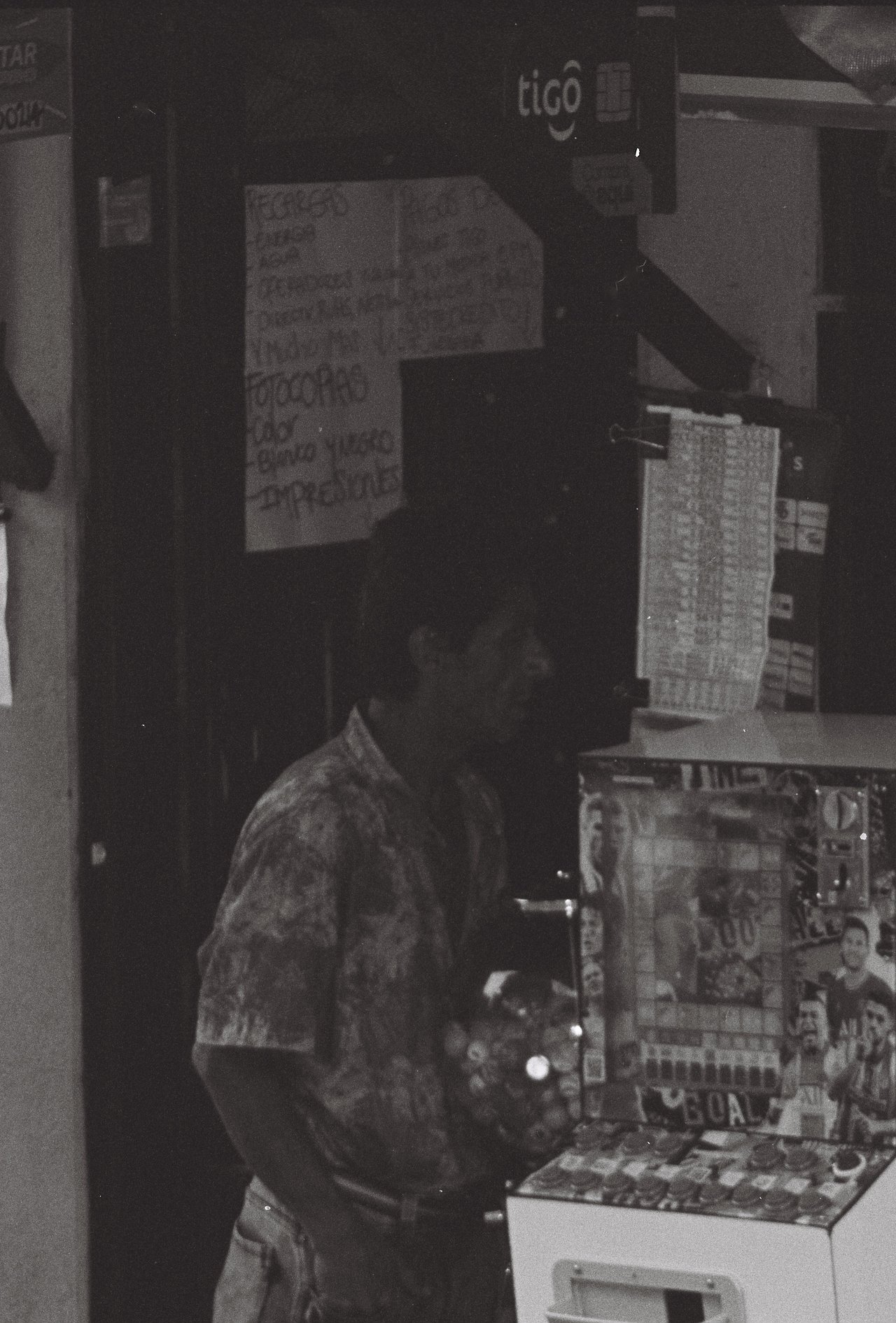 mirada de tienda · « favela ocho », Medellín, 2026
