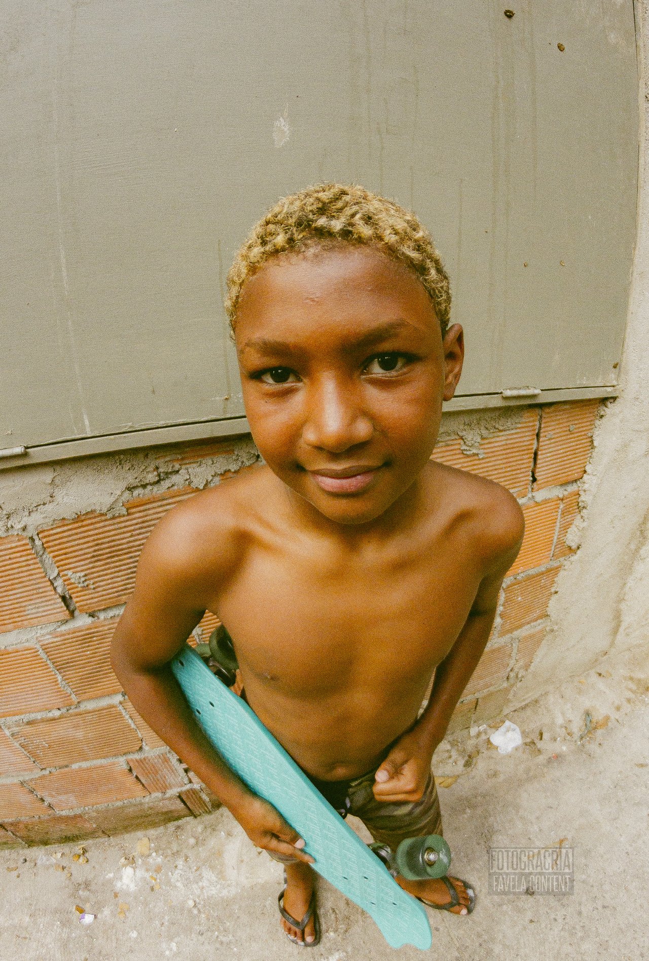 allanzinho, atleta en la calle · « favela ocho », Rio de Janeiro, 2026